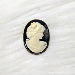 Vintage Jewelry - Vintage Cameo Brooch Vintage Jewelry - Vintage Cameo Brooch